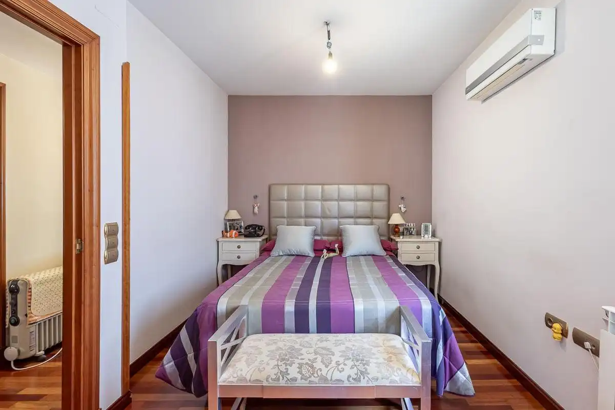 Dormitori de Casa o xalet en venda en Granada amb Aire condicionat, Calefacció i Jardí privat