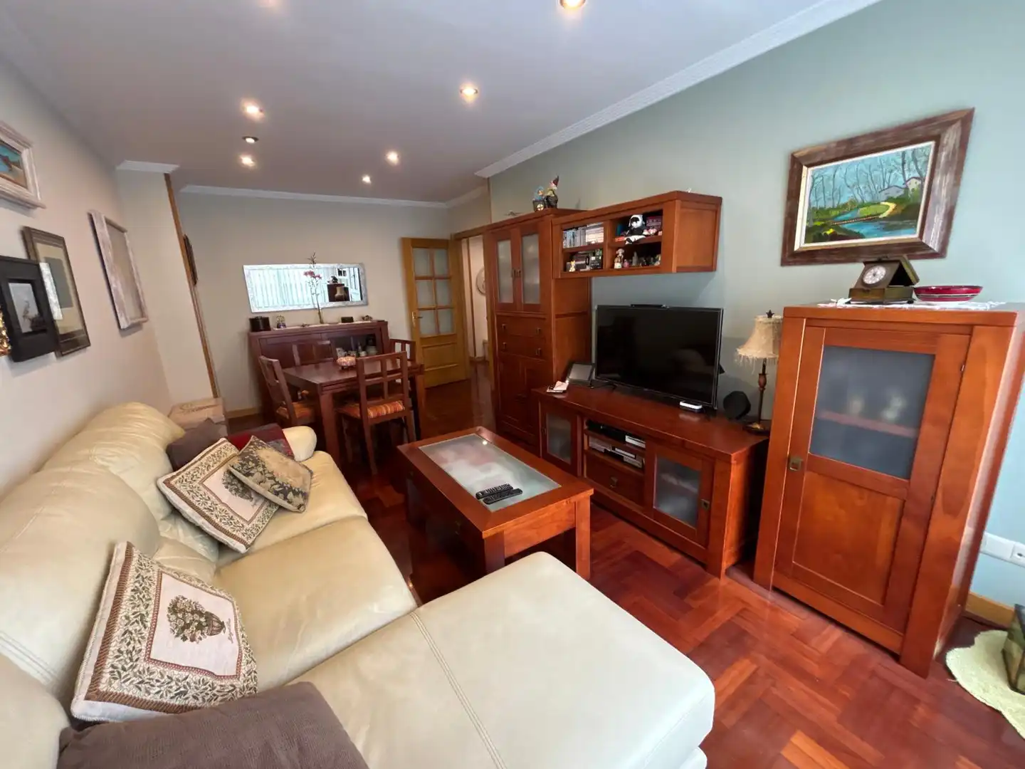 Sala de estar de Piso en venta en Oviedo  con Calefacción, Parquet y Trastero