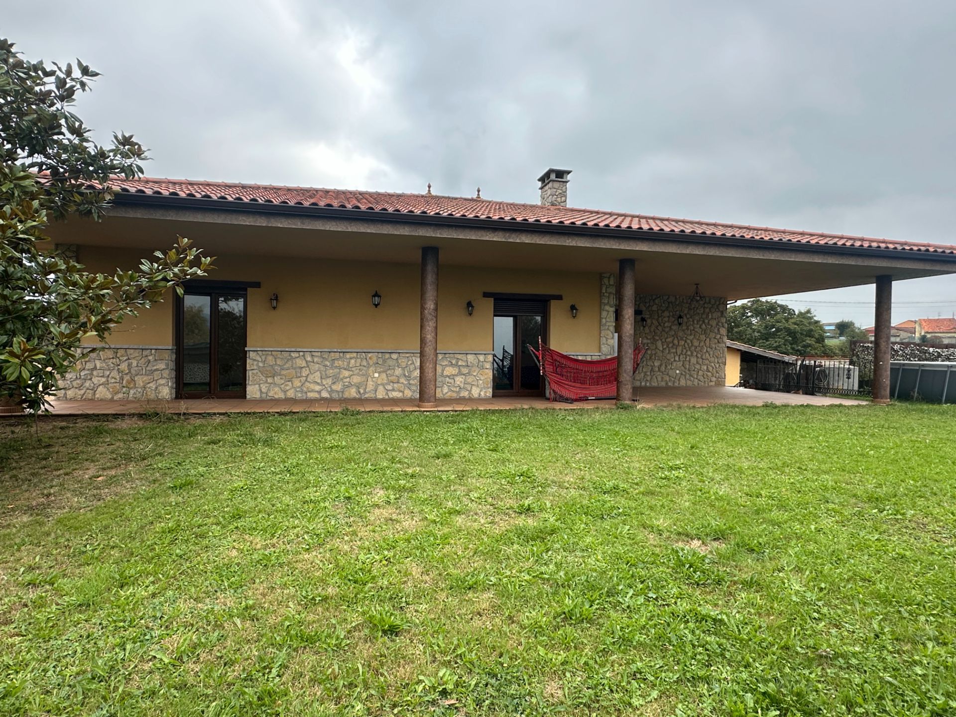 Vista exterior de Casa o xalet en venda en Castrillón amb Calefacció, Jardí privat i Parquet
