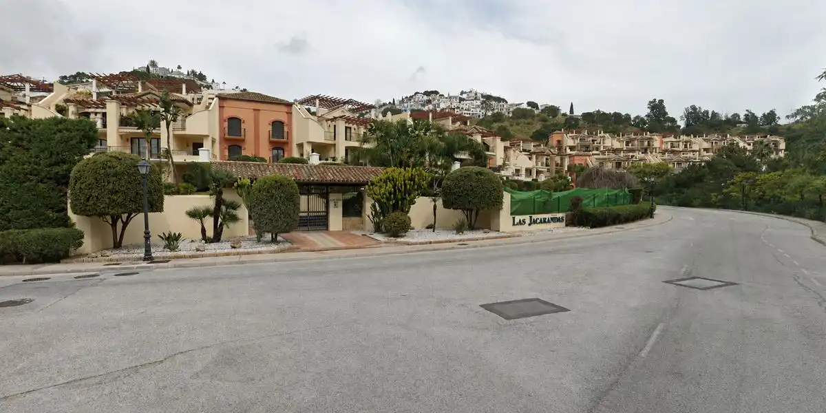 Vista exterior de Pis en venda en Benahavís amb Aire condicionat, Calefacció i Jardí privat