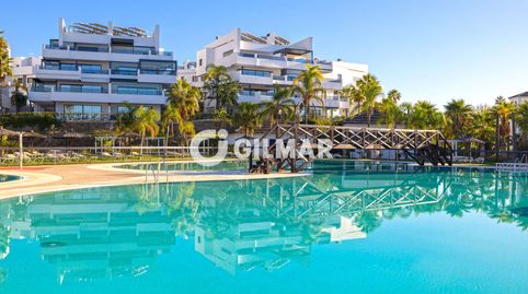 En un entorno tranquilo, rodeado de naturaleza y a pocos minutos del centro de Estepona, se encuentra este elegante apartamento de, imatge 3