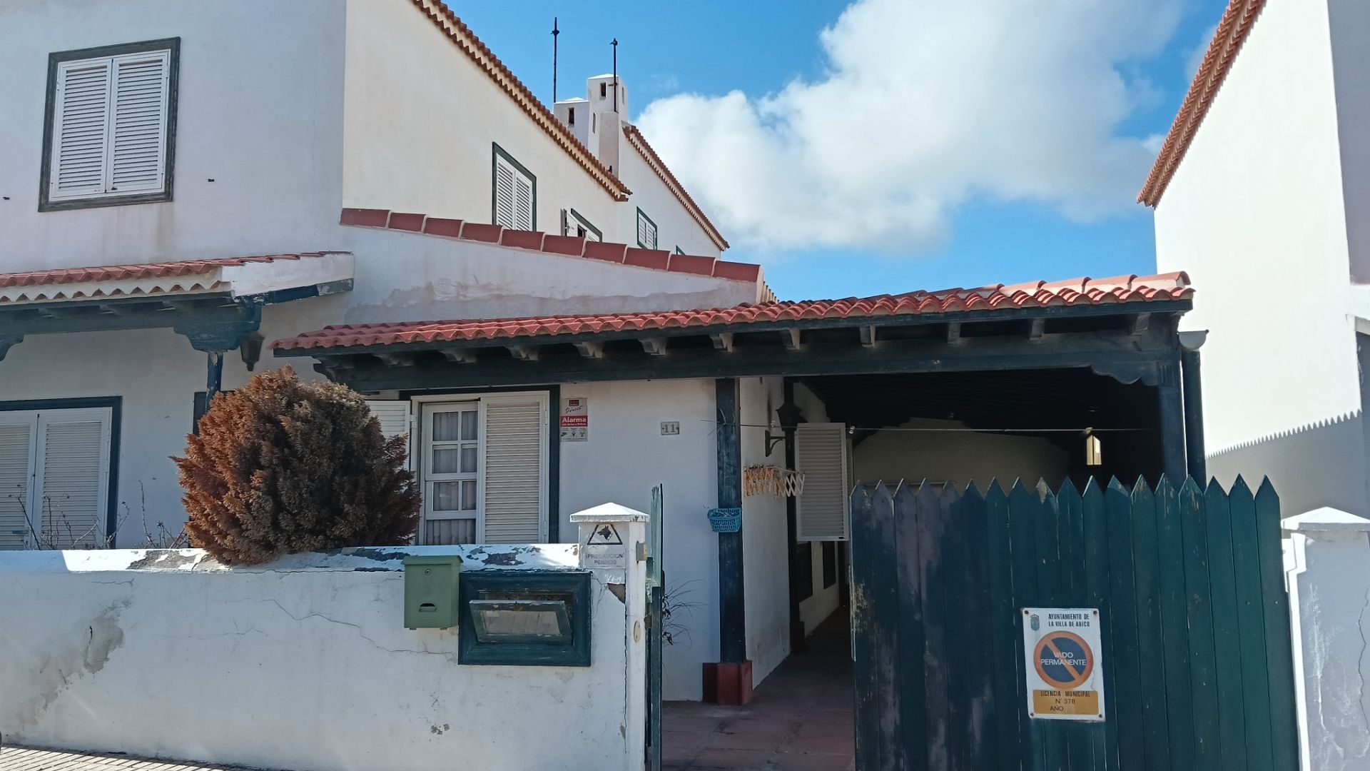 Vista exterior de Casa adosada en venda en Arico amb Jardí privat, Terrassa i Moblat