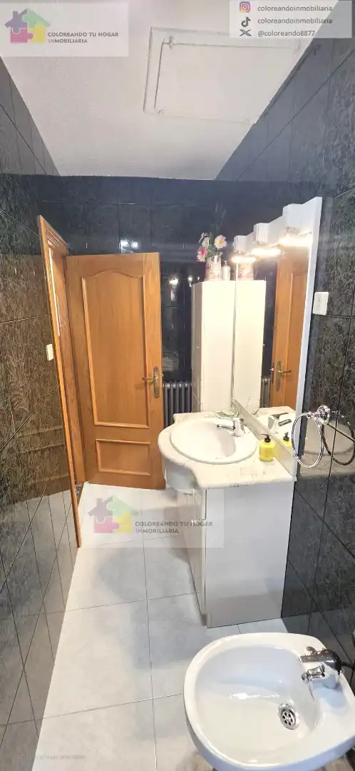 Bany de Casa o xalet en venda en La Pola de Gordón  amb Calefacció, Jardí privat i Parquet