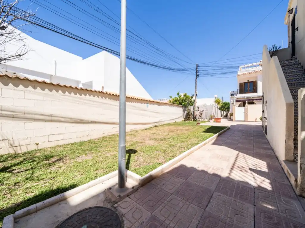 Vista exterior de Apartament en venda en Torrevieja amb Aire condicionat i Piscina