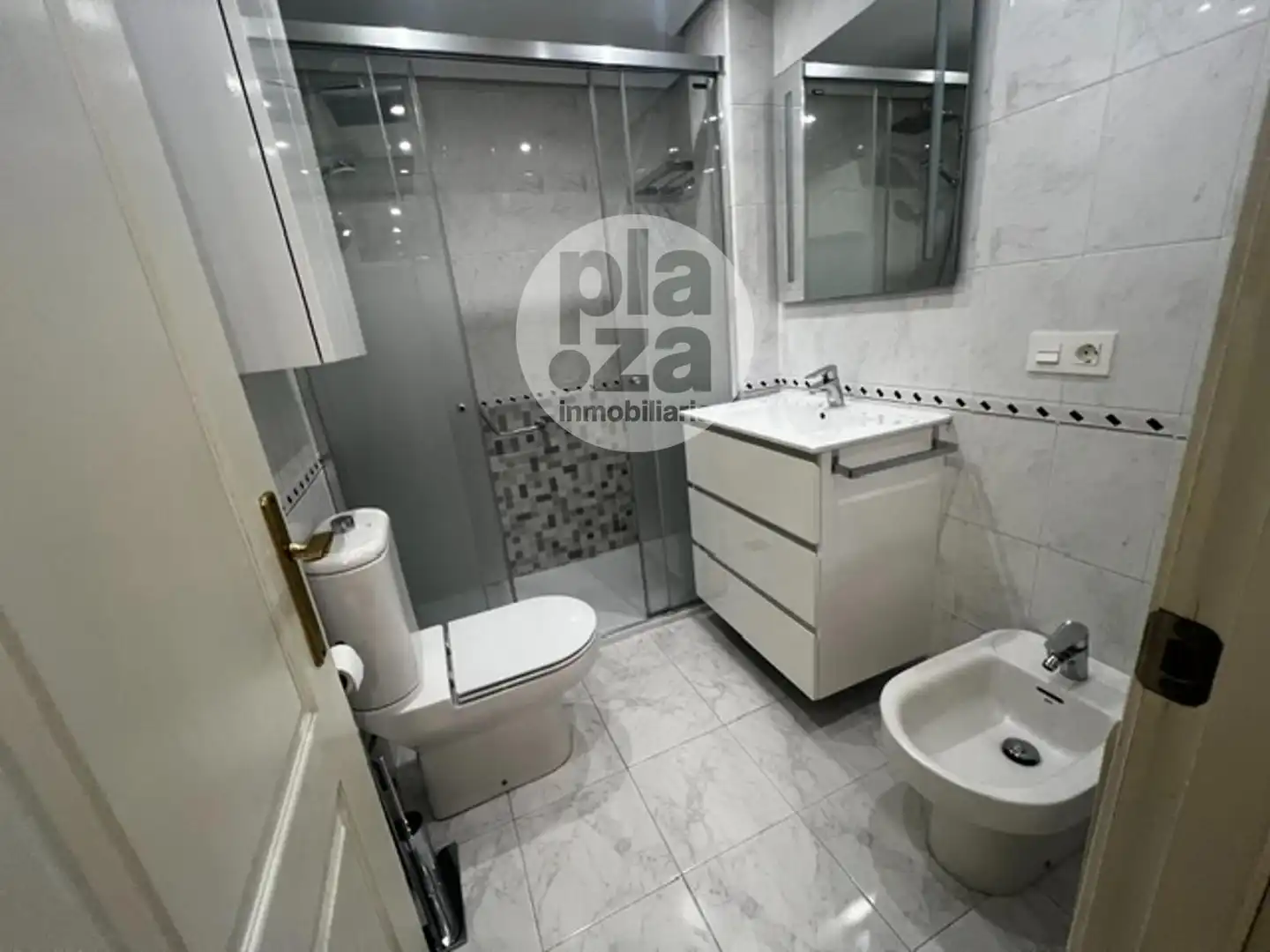 Baño de Piso de alquiler en Burgos con Calefacción, Terraza y Amueblado