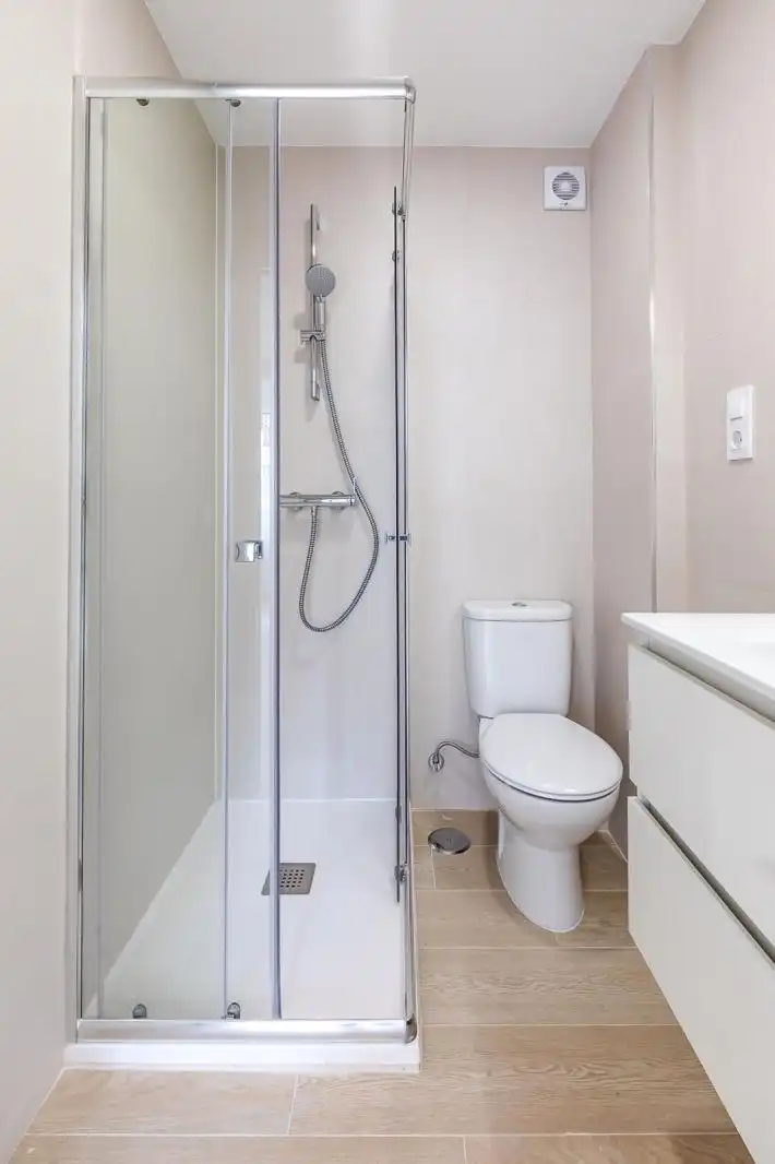 Bathroom of Flat for rent in Madrid  with Air Conditioner
