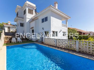 Casa amb piscina en venda a Av. Pico del Águila Pau