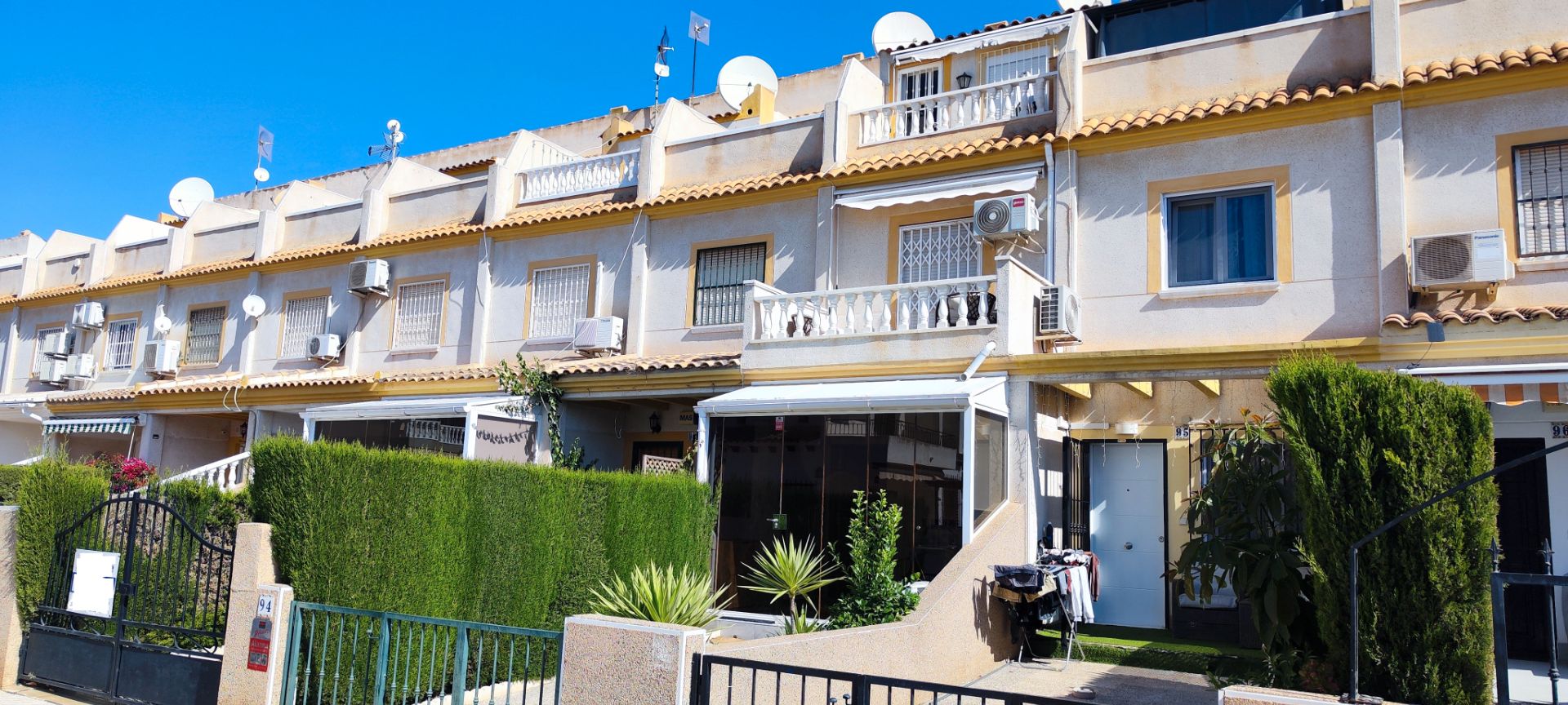 Vista exterior de Casa adosada en venda en Orihuela amb Terrassa, Moblat i Piscina comunitària