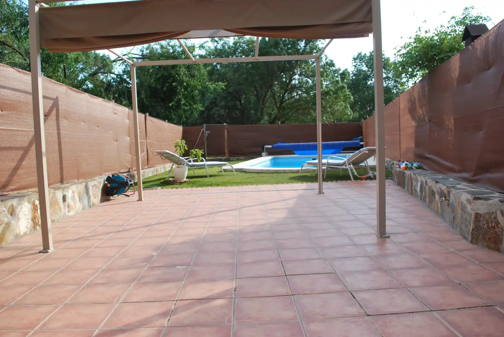 Schwimmbecken von Einfamilien-Reihenhaus zum Verkauf in Valdemorillo mit Privatgarten, Terrasse und Abstellraum