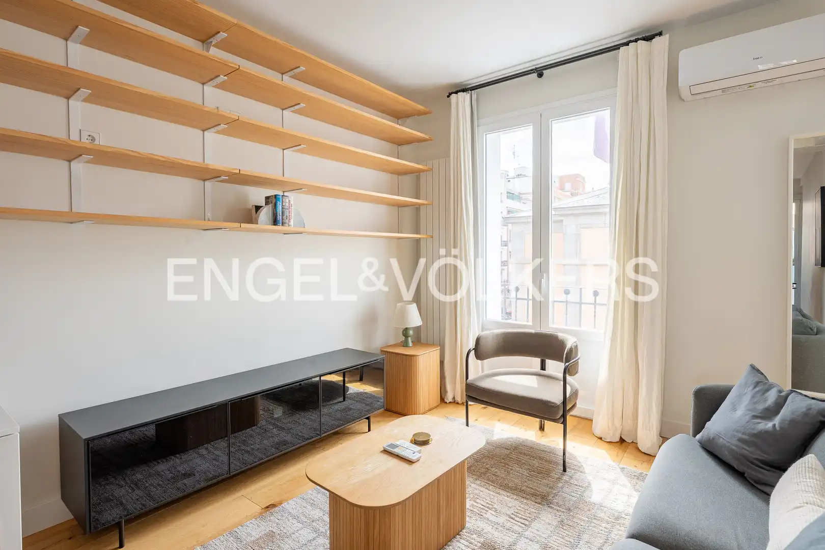 Sala de estar de Piso de alquiler en  Madrid Capital con Aire acondicionado, Calefacción y Amueblado