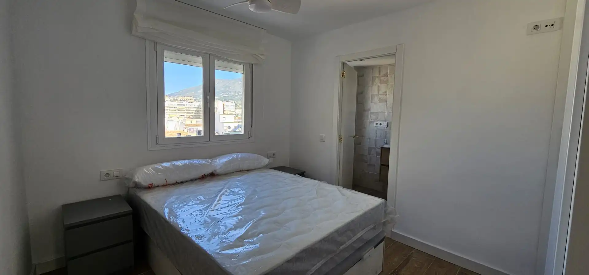 Schlafzimmer von Wohnungen zur Miete in Fuengirola mit Klimaanlage, Heizung und Terrasse
