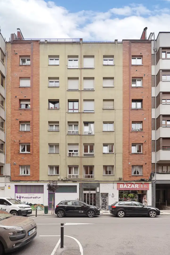 Außenansicht von Wohnung zum Verkauf in Oviedo  mit Heizung, Parkett und Abstellraum