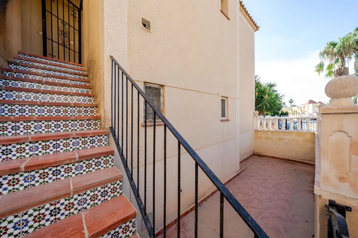 Vista exterior de Dúplex en venda en Torrevieja amb Calefacció, Jardí privat i Terrassa