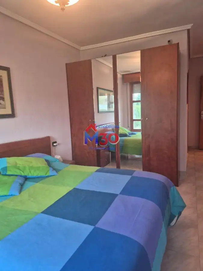 Dormitori de Casa o xalet en venda en Miranda de Ebro amb Calefacció i Piscina