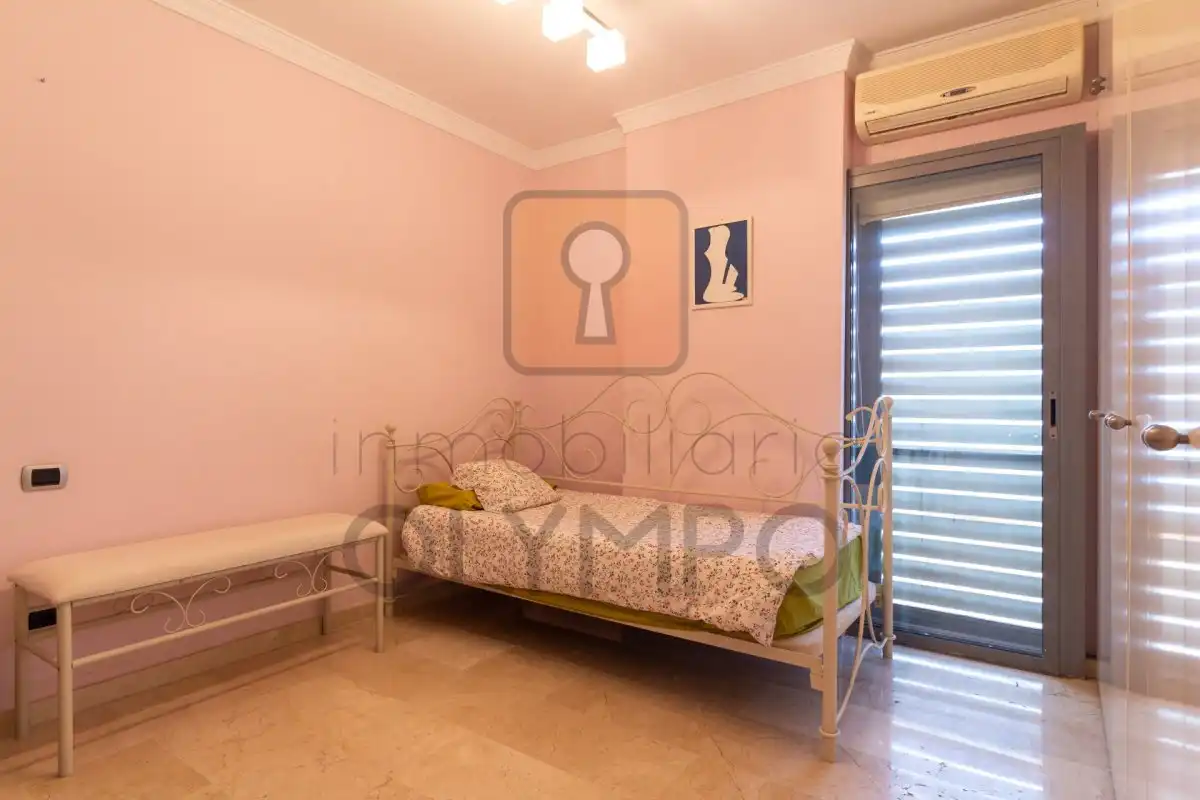 Schlafzimmer von Dachboden zur Miete in Santa Cruz de Tenerife mit Klimaanlage, Terrasse und Abstellraum