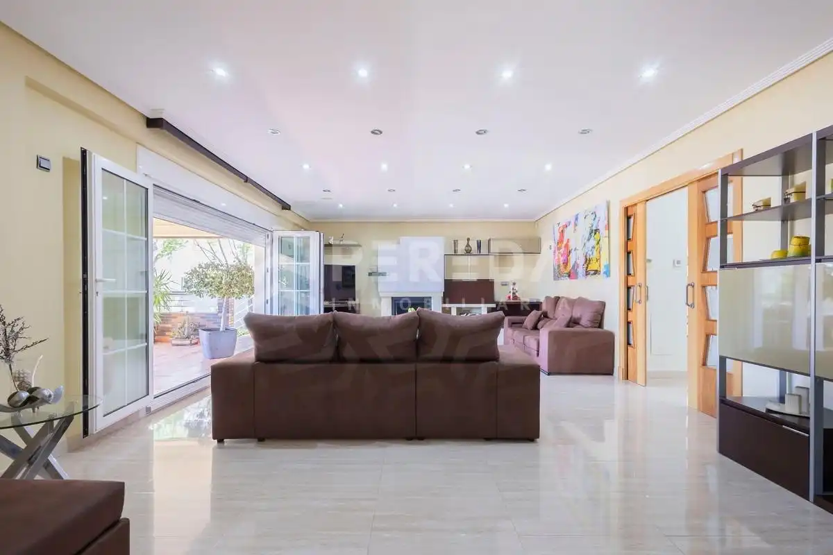 Sala de estar de Casa o chalet en venta en Roquetas de Mar con Aire acondicionado, Jardín privado y Piscina