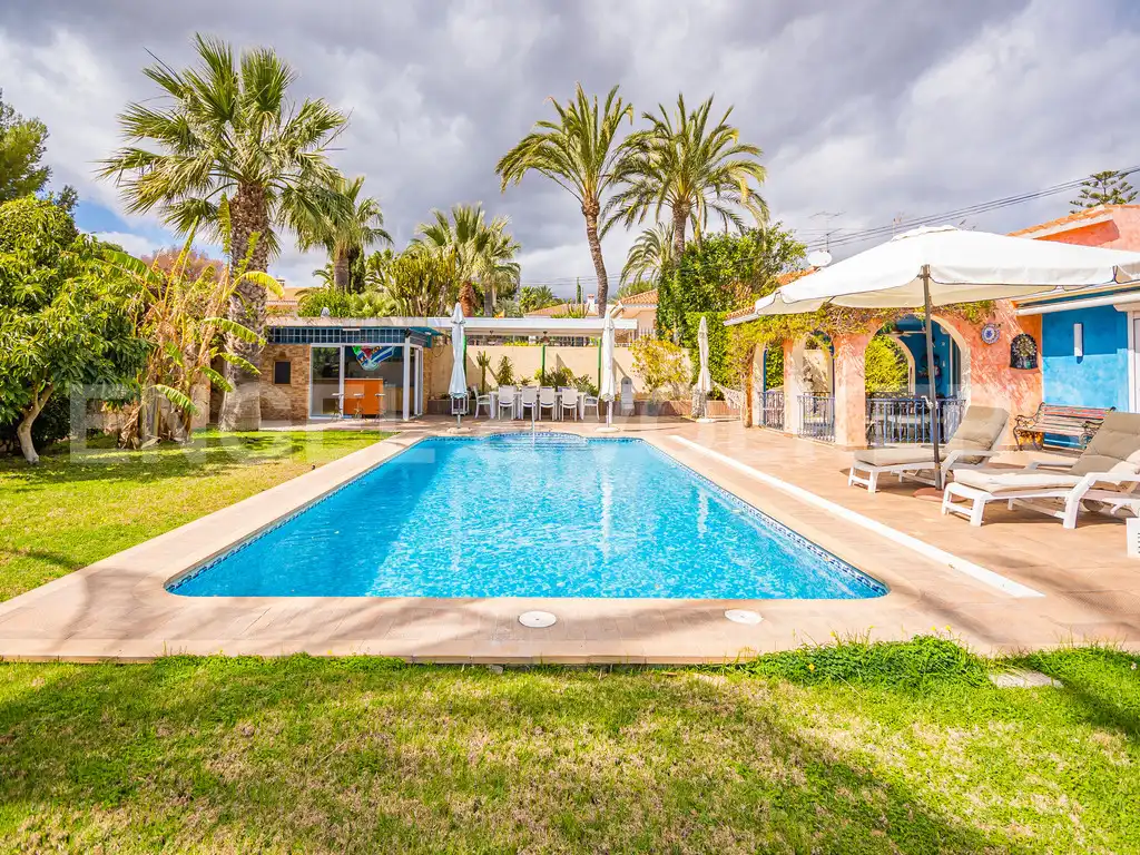 Casa con piscina en venta en Urbanizaciones, imagen 5