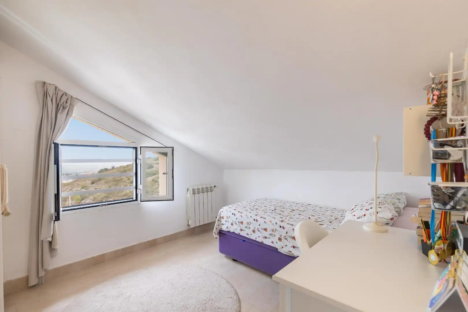Dormitori de Casa o xalet en venda en Chiva amb Calefacció, Jardí privat i Terrassa