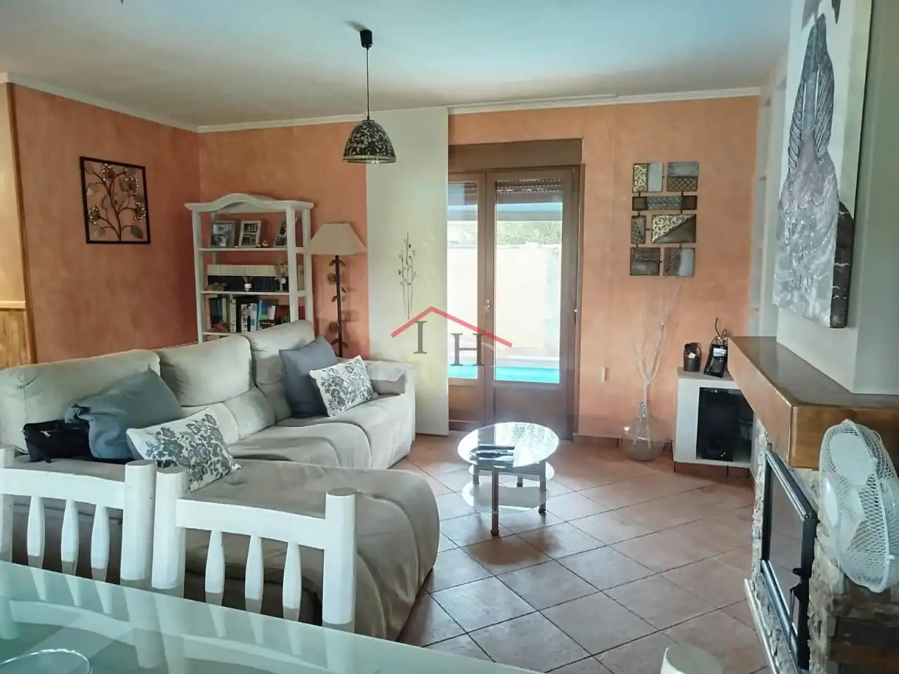 Sala d'estar de Casa o xalet en venda en Villadangos del Páramo amb Calefacció, Jardí privat i Piscina
