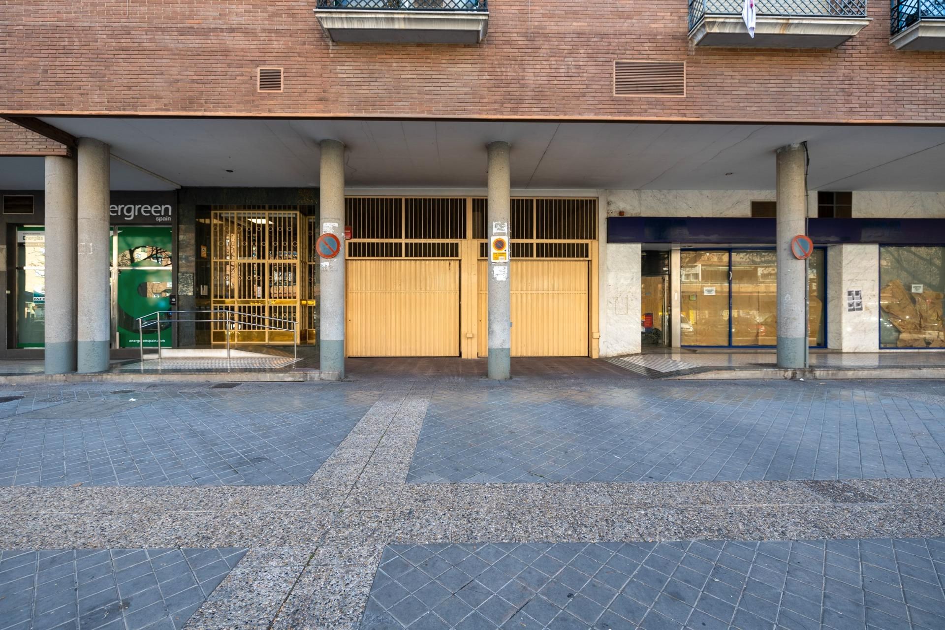 Exterior view of Garage for sale in  Granada Capital