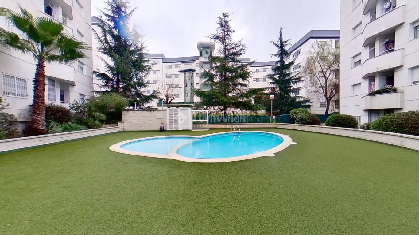 Piscina de Piso en venta en Ripollet con Jardín privado, Trastero y Piscina comunitaria
