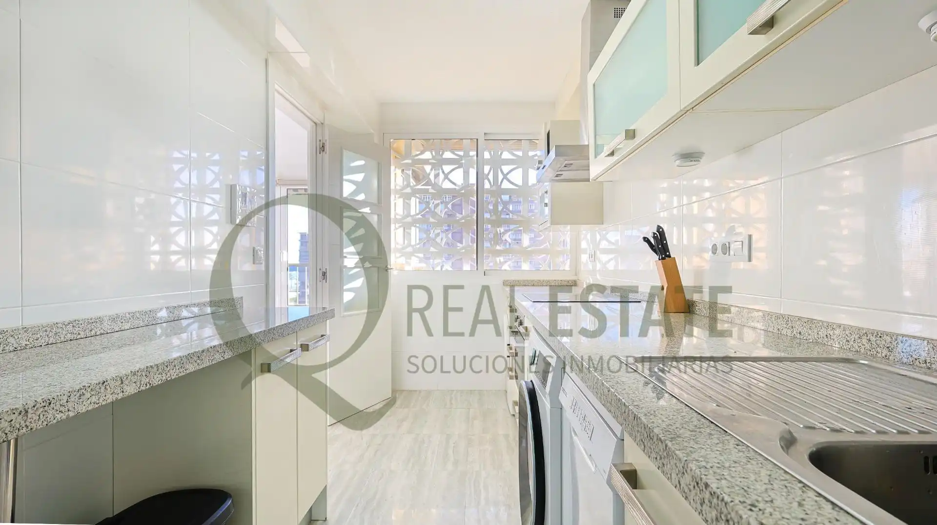 Küche von Wohnung zum Verkauf in Alicante / Alacant mit Heizung, Privatgarten und Terrasse
