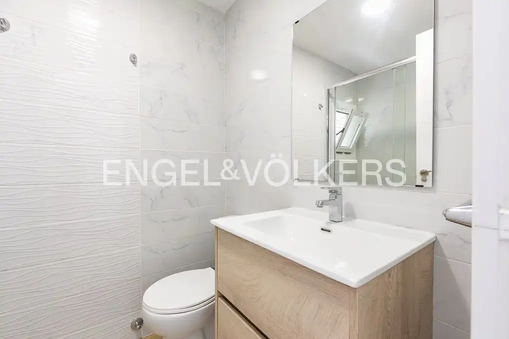 Bathroom of Houses for sale in Valencia  with Heating, Terrace and Furnished