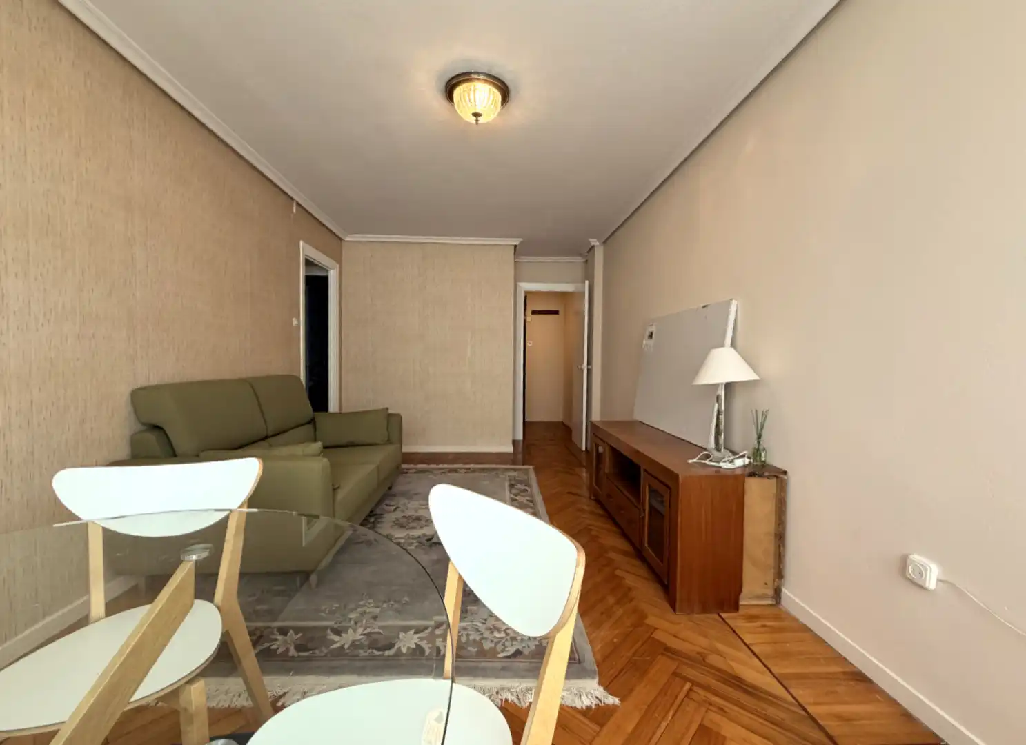 Wohnzimmer von Wohnung zur Miete in Los Corrales de Buelna  mit Heizung, Privatgarten und Parkett