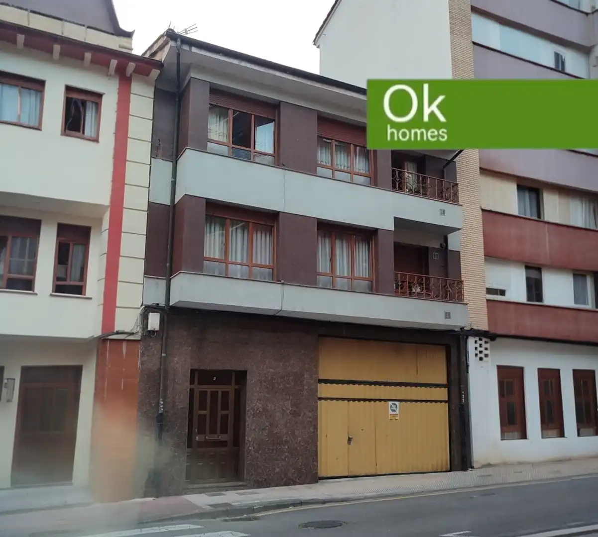 Vista exterior de Casa adosada en venda en San Martín del Rey Aurelio amb Calefacció, Parquet i Terrassa