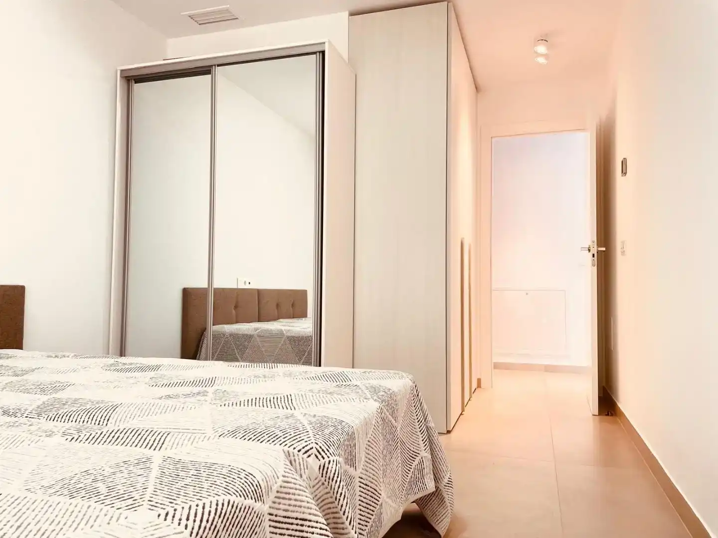 Schlafzimmer von Dachboden zum Verkauf in Benalmádena mit Klimaanlage und Schwimmbad