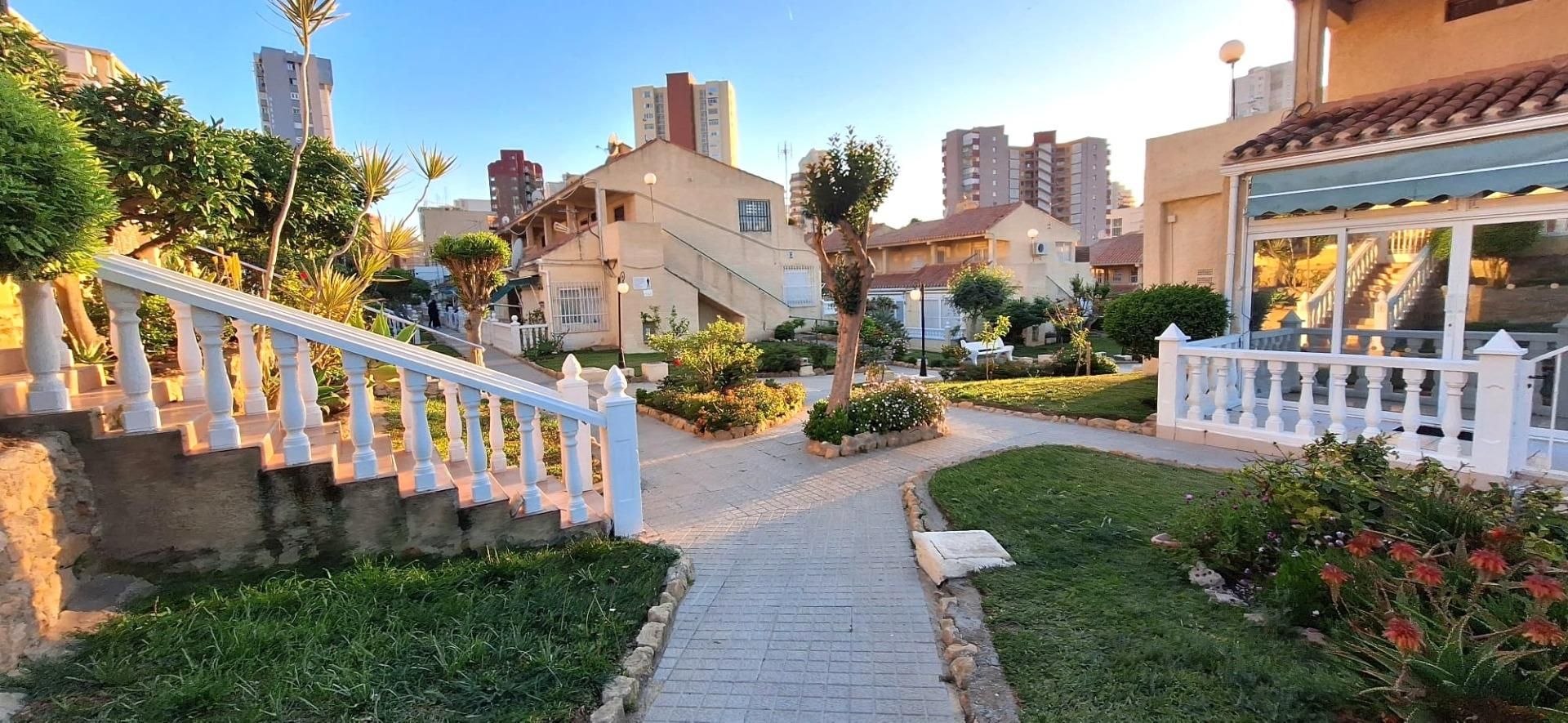 Vista exterior de Estudi en venda en Benidorm amb Aire condicionat, Jardí privat i Terrassa