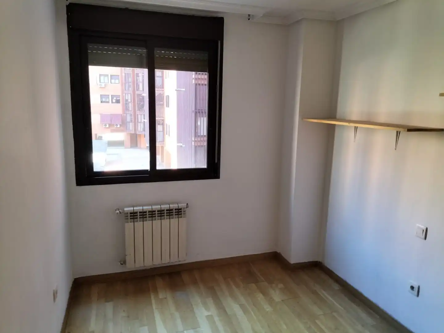 Habitación de Piso en venta en Madrid con Jardín privado, Trastero y Alarma
