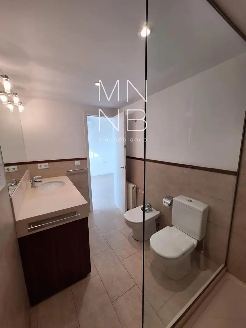 Badezimmer von Dachboden zum Verkauf in Sant Vicenç de Montalt mit Klimaanlage, Heizung und Terrasse