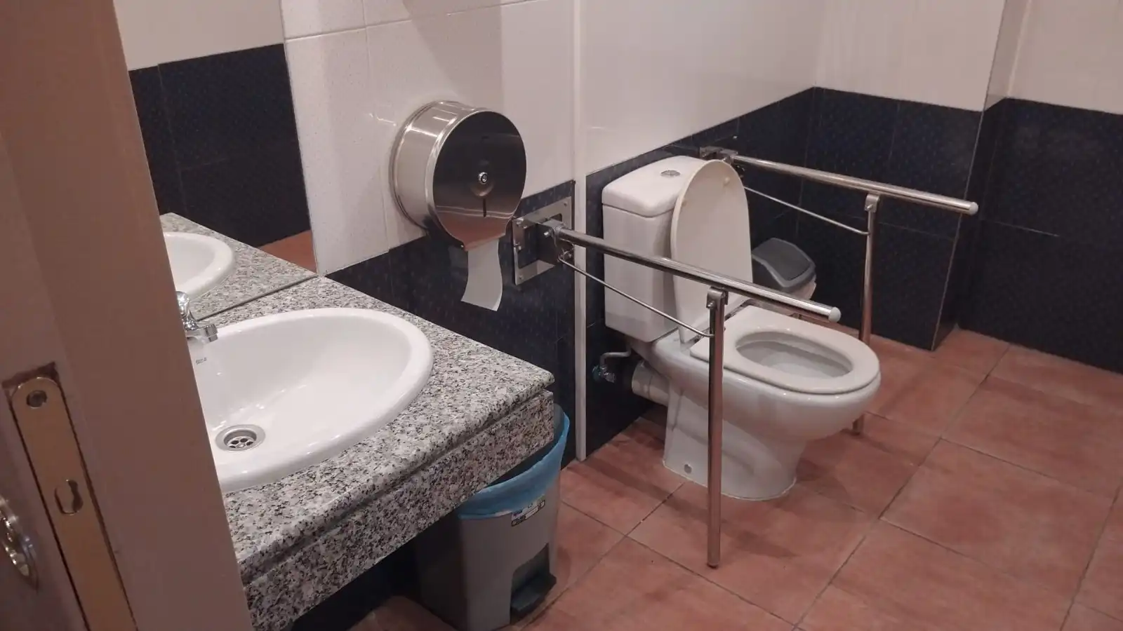Bathroom of Commercial properties for rent in Berriozar  with Air Conditioner, Heating and Furnished