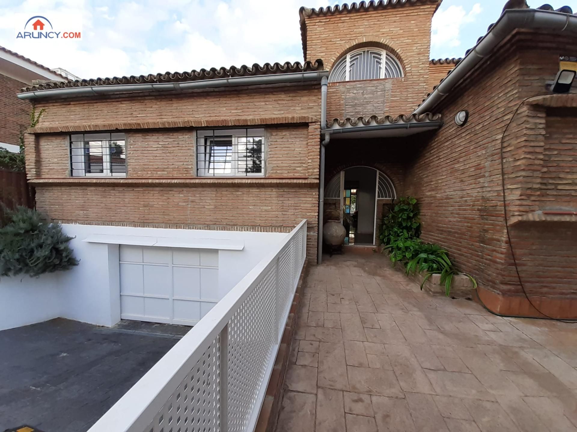 Vista exterior de Casa o xalet en venda en  Sevilla Capital amb Calefacció, Jardí privat i Terrassa
