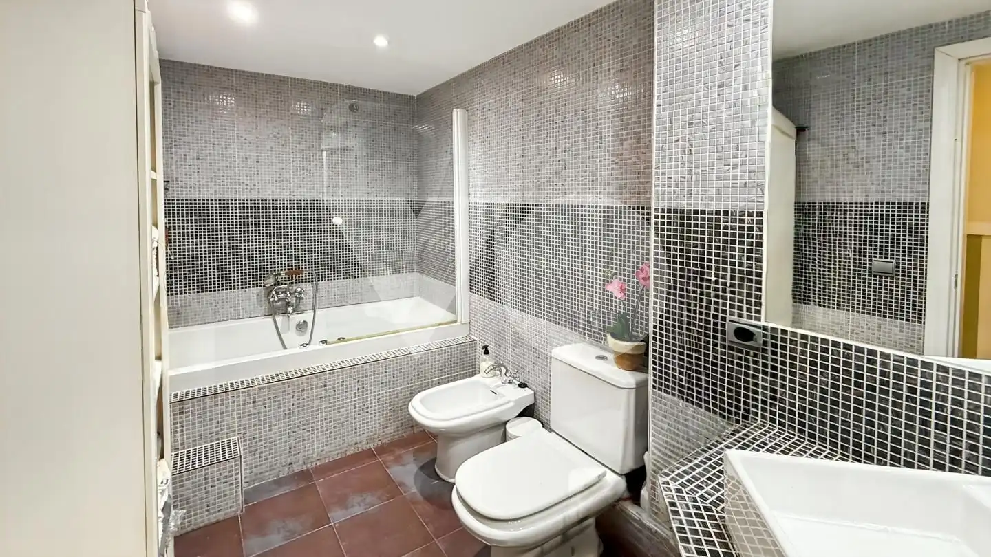 Baño de Piso en venta en Madrid con Aire acondicionado, Calefacción y Jardín privado
