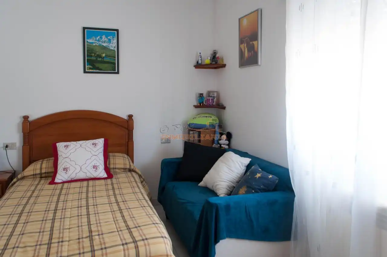 Habitación de Casa o chalet en venta en Narón con Calefacción y Jardín privado
