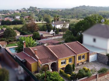 Casa amb piscina en venda a Caldes de Montbui
