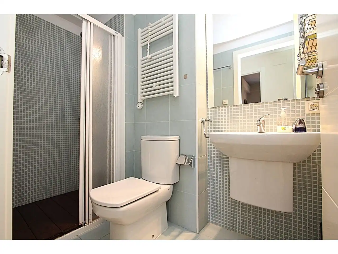 Badezimmer von Wohnung zum Verkauf in Lloret de Mar mit Klimaanlage, Heizung und Privatgarten