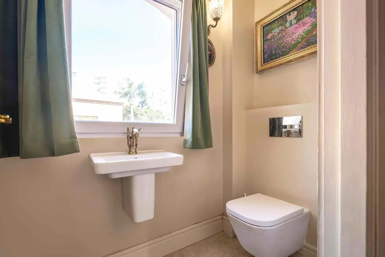 Badezimmer von Maisonette zum Verkauf in Estepona mit Klimaanlage und Gemeinschaftspool