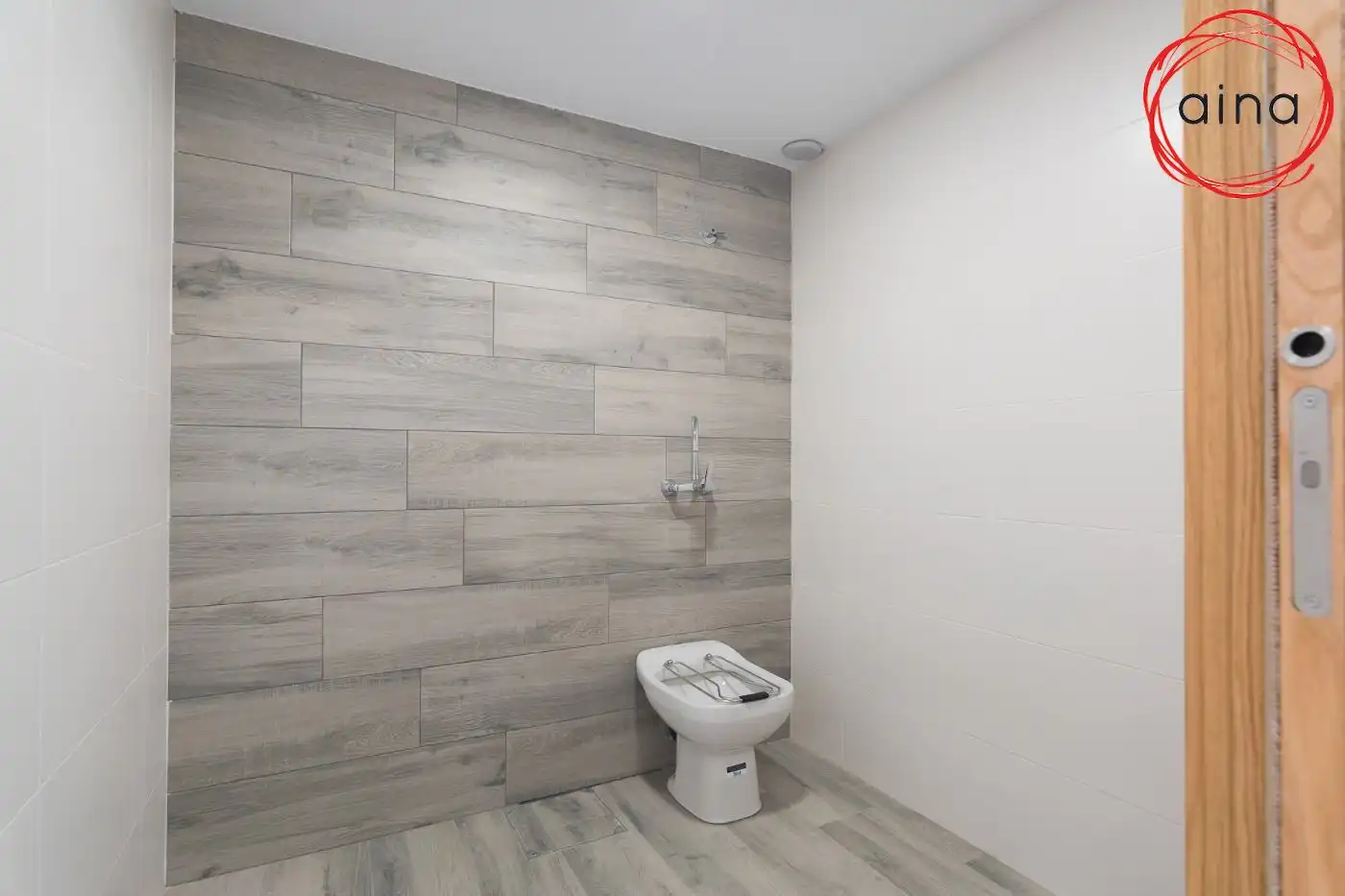 Badezimmer von Geschaftsraum zum Verkauf in  Pamplona / Iruña mit Möbliert