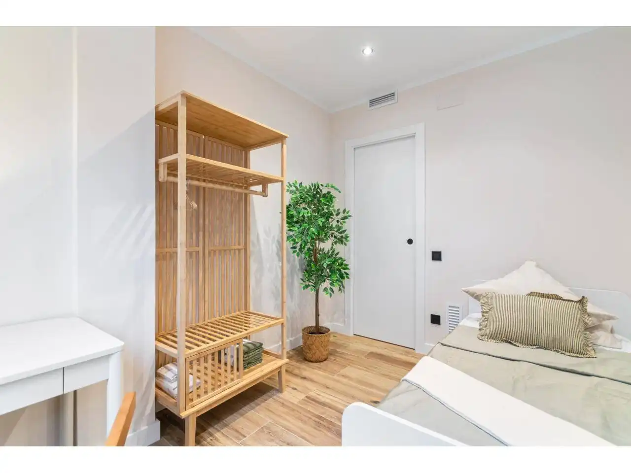 Bedroom of Flat for sale in Barcelona  with Air Conditioner, Heating and Balcony