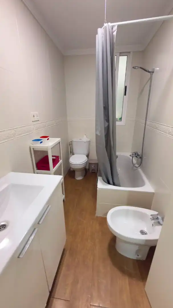 Baño de Piso de alquiler en Granada con Aire acondicionado, Amueblado y Lavadora