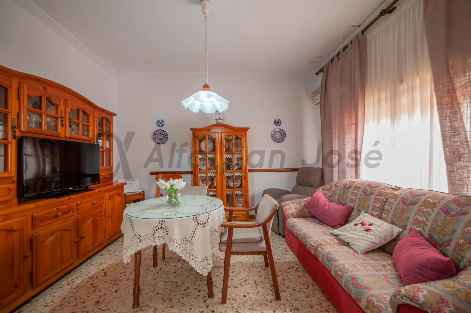 Sala d'estar de Casa adosada en venda en La Rinconada amb TV