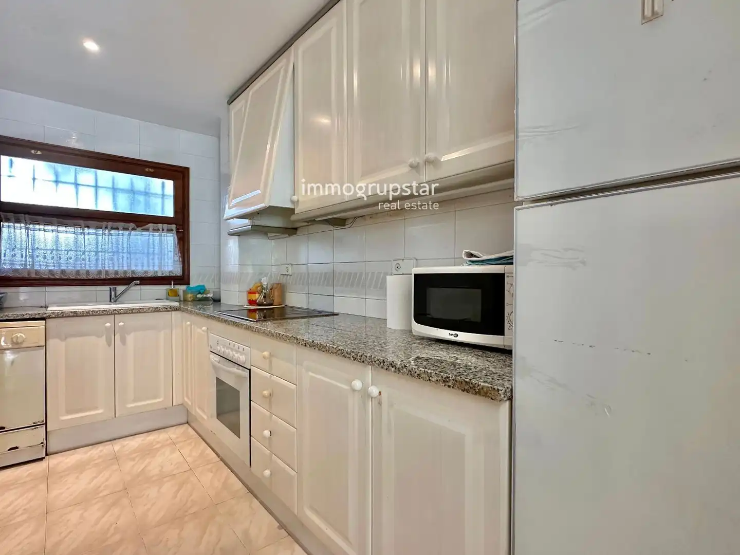 Küche von Einfamilien-Reihenhaus zum Verkauf in Castell d'Aro, Platja d'Aro i s'Agaró mit Heizung, Privatgarten und Terrasse