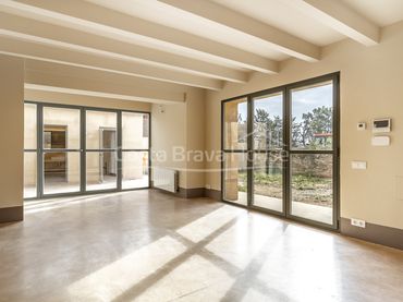 Casa rústica amb balcó en venda a Carrer de Barris i Buixó