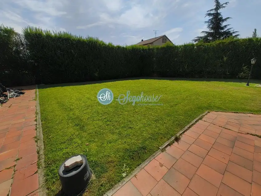 Casa o chalet en venta en Palazuelos de Eresma con Calefacción, Terraza y Amueblado