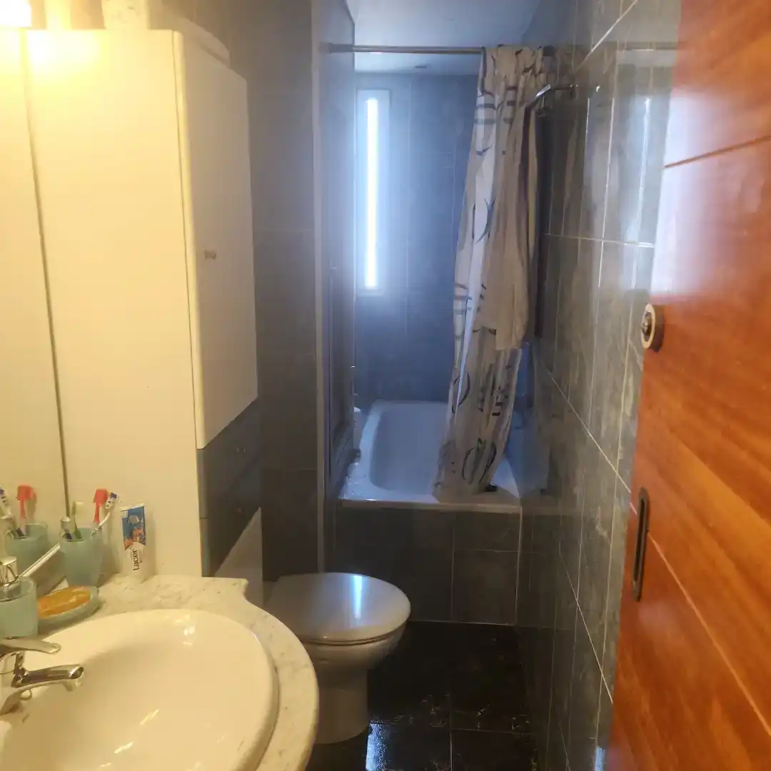 Bany de Pis en venda en L'Hospitalet de Llobregat amb Aire condicionat i Balcó