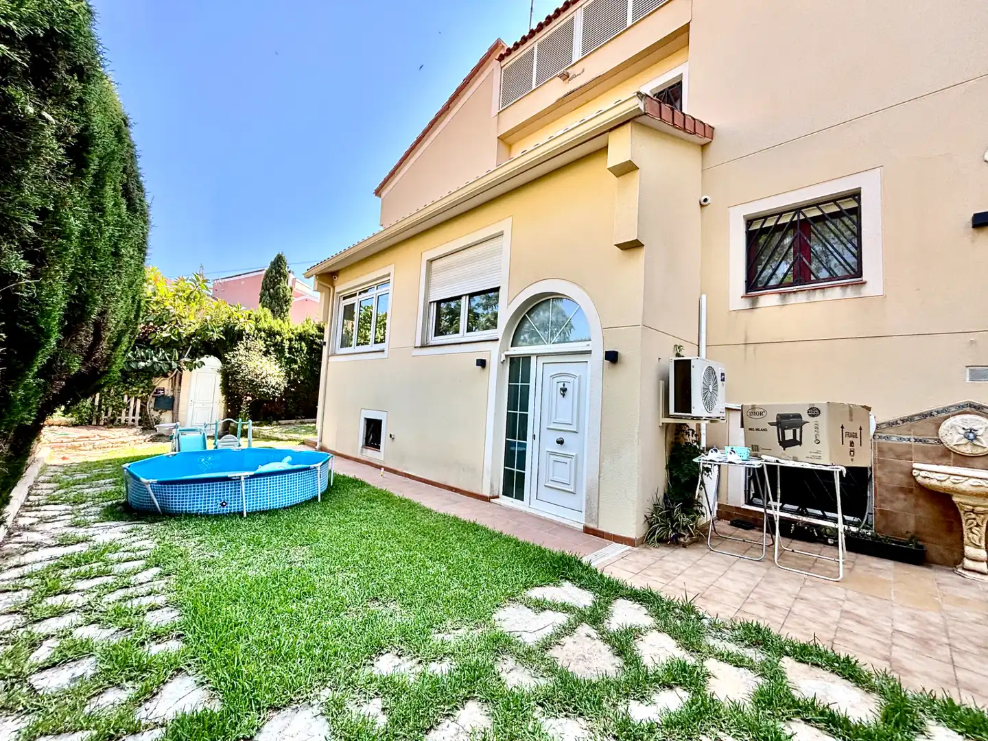 Vista exterior de Casa o xalet en venda en Alicante / Alacant amb Aire condicionat, Calefacció i Jardí privat