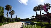 Piscina de Casa adosada en venda en Bétera amb Aire condicionat, Calefacció i Jardí privat